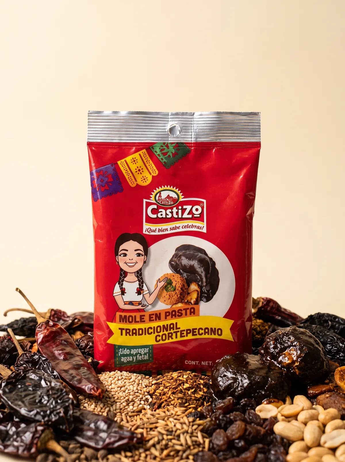 Bolsa de mole en pasta Castizo tradicional cortepecano sobre chiles secos y semillas