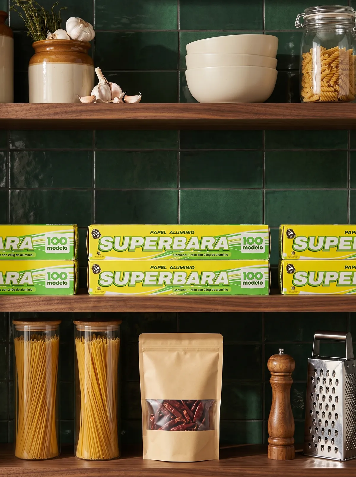 Cajas de papel aluminio Superbara en una alacena
