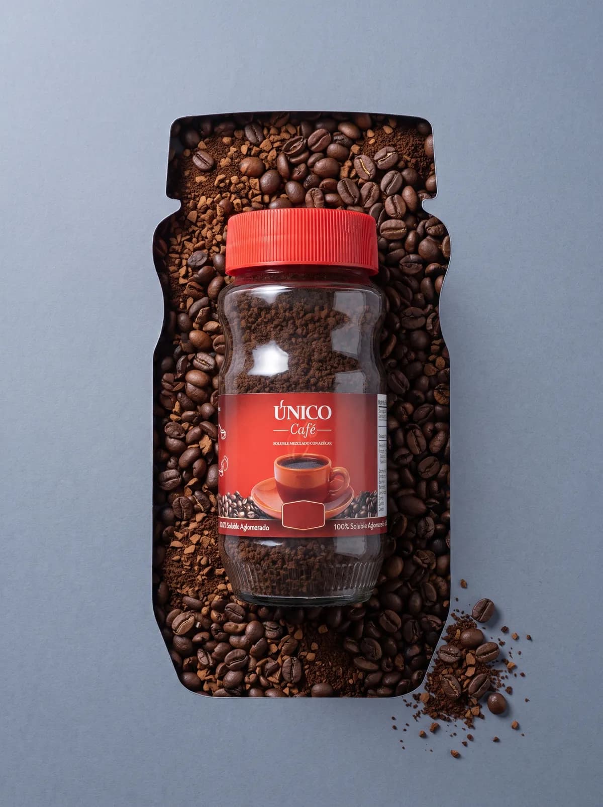 Frasco de Único Café soluble sobre granos de café